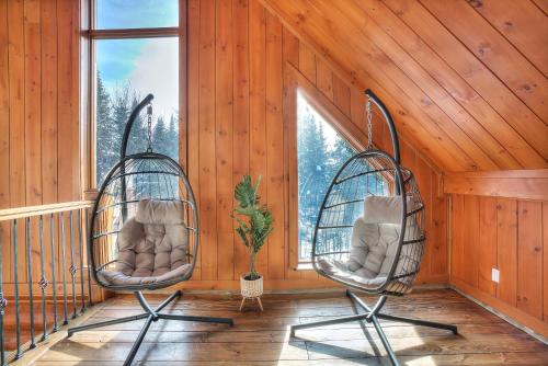 Posezení v ubytování TREMBLANT Accès LAC et rivière SPA BILLARD FOYER Jaccuzi fireplace pool table lake and river access