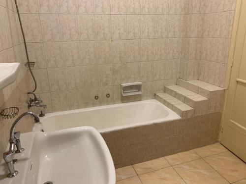A bathroom at Prime location 2 bed rooms Apartment , near the Nile & Cairo Center