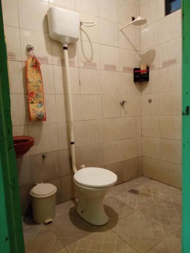 a bathroom with a toilet and a water tank at CASA MJ HOSPEDAGEM in Porto Velho