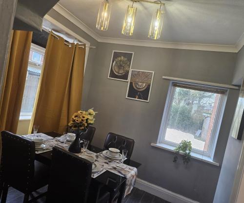 comedor con mesa y ventana en Aldwych house, For Holidays, Contractors & Relocation, Free Parking & Wi-Fi en Preston