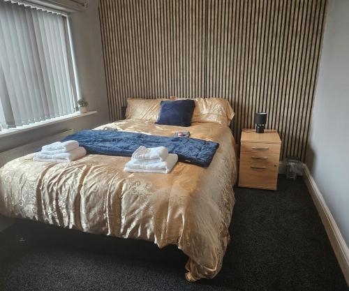una camera da letto con un letto con due asciugamani sopra di Aldwych house, For Holidays, Contractors & Relocation, Free Parking & Wi-Fi a Preston