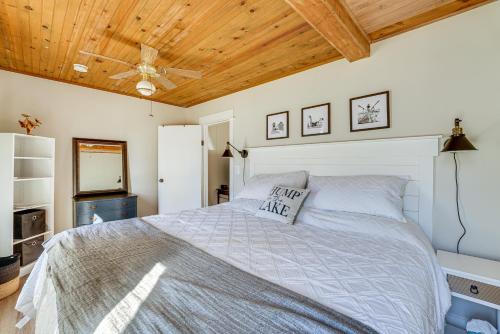 Schlafzimmer mit einem Bett mit Holzdecke in der Unterkunft Charming Muskegon Cottage - Walk to Lake Michigan! in Muskegon