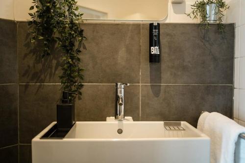 Bilik mandi di Industrial Loft in Berlin Mitte