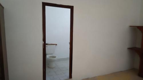 a mirror in a bathroom with a toilet at Casa la jungla in Miacatlán