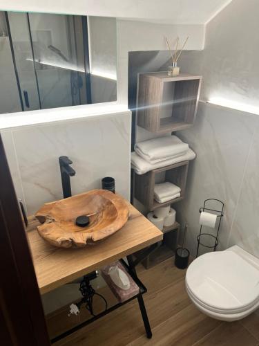 y baño con lavabo de madera y aseo. en Piazzetta 42 Holiday Room, en Trani