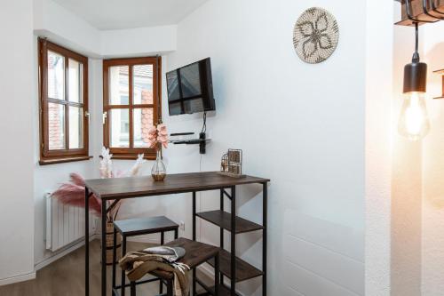 ein Esszimmer mit einem Tisch und einigen Stühlen in der Unterkunft Nouveau - Le CityScape - Petite Venise in Colmar