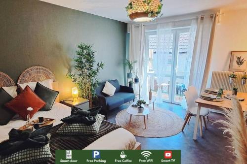 a room with a bed and a couch and a table at Petit cocon nature centre-ville in Colmar
