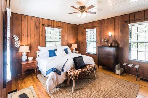 - une chambre avec un lit et un ventilateur de plafond dans l'établissement Creek House at HollyOaks on the Marsh, à Savannah
