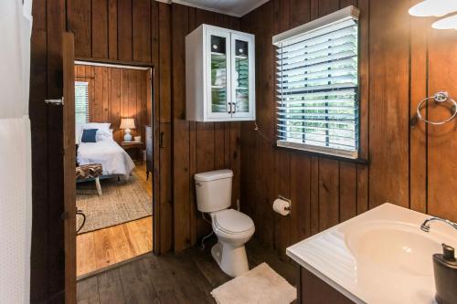 La salle de bains est pourvue de toilettes. dans l'établissement Creek House at HollyOaks on the Marsh, à Savannah