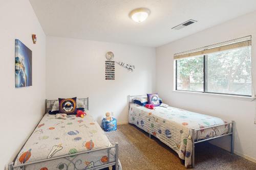 a bedroom with two twin beds and a window at Momma's Paradise in Three Rivers