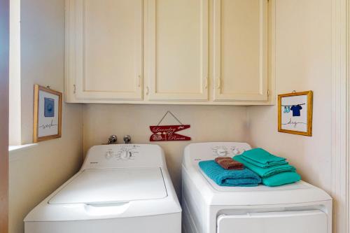 a laundry room with a washer and dryer at Momma's Paradise in Three Rivers