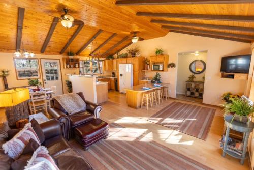 sala de estar amplia con sofá y cocina en The Hideout at Hills Haven, en Wimberley