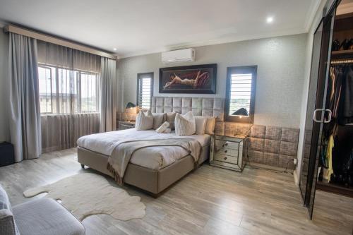 a bedroom with a large bed in a room at Luxury Countryside Gataway Hillcrest in Hillcrest