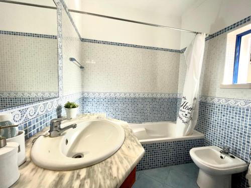 Canha的住宿－Casa da Horta，一间带水槽、浴缸和卫生间的浴室