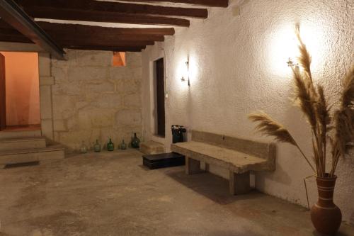 une chambre avec un banc et une plante en pot dans l'établissement Casa Remunda, à Torregrosa