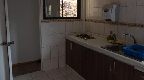 uma cozinha com um lavatório e uma bancada em Petero Atamu em Hanga Roa