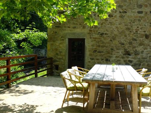 une table et des chaises en bois devant un bâtiment dans l'établissement Nice apartment in Olsberg, à Saint-Pierre-le-Vieux