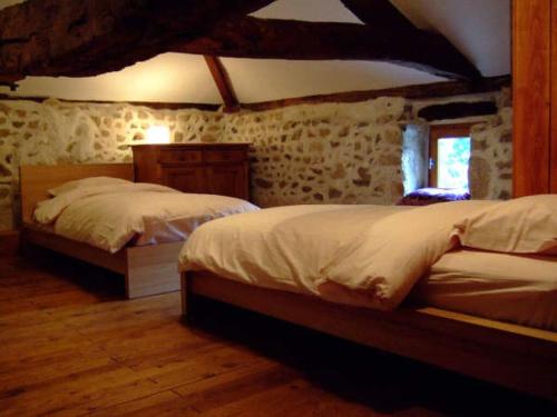 een slaapkamer met 2 bedden en een raam bij Nice apartment in Olsberg 