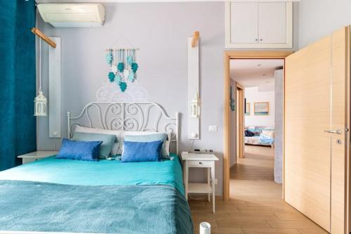 - une chambre avec un grand lit et des oreillers bleus dans l'établissement La seconda casa al mare, à Lido di Ostia