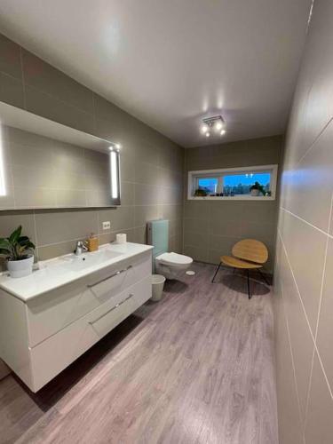een badkamer met een witte wastafel en een toilet bij Rekkehus sentralt i Bryne in Time