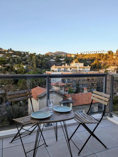 une table et des chaises sur un balcon avec vue dans l'établissement Studio calme avec vue dégagée, à Nice