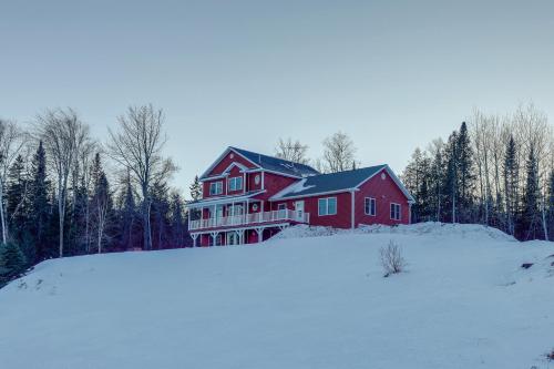 L'établissement Spacious Eagle Lake Home with Fireplace and Deck en hiver