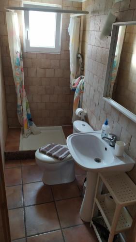 a bathroom with a toilet and a sink at MasRelaxTenerife in La Laguna