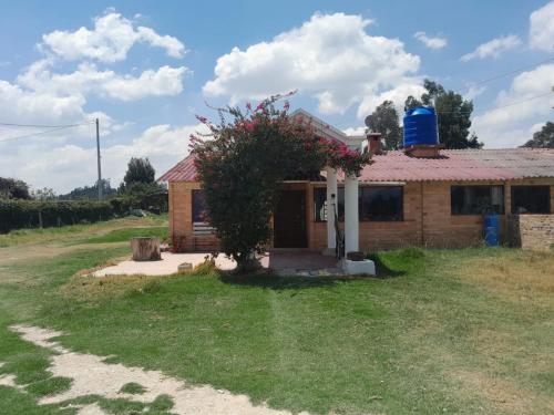 ein Haus mit einem Wassertank darüber in der Unterkunft Villa pinzon in Paipa