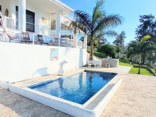 una piscina frente a una casa en Paradise Island, en Tilarán