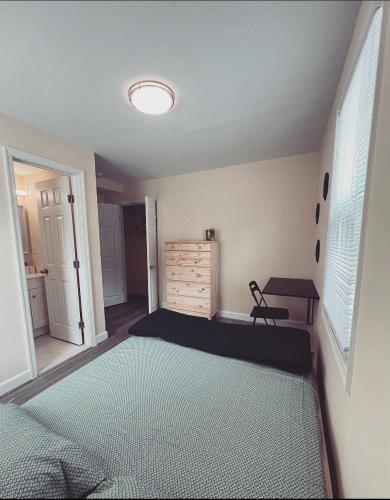 Кровать или кровати в номере Guest House Baltimore County