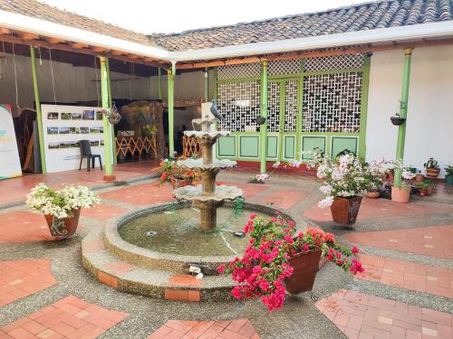 una fuente en medio de un patio con flores en Villa Linda 2, en Jericó