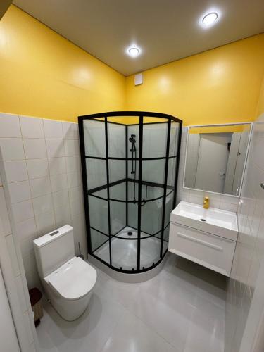 une salle de bain avec toilettes et lavabo dans l'établissement Домик 3 Kok Tobe Village, à Almaty
