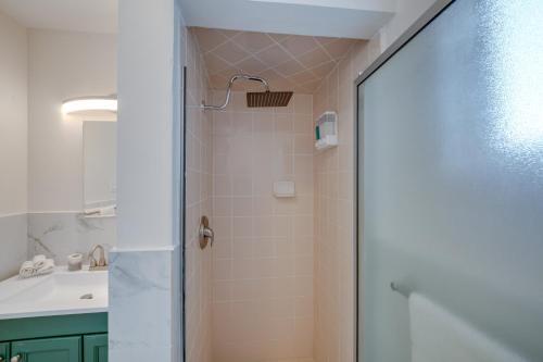 y baño con ducha y lavamanos. en Cozy Bakersfield Studio Rental about 5 Mi to Downtown!, en Bakersfield