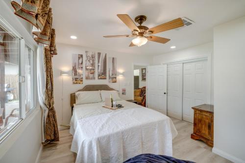 1 dormitorio con 1 cama y ventilador de techo en Bakersfield Vacation Rental about 5 Mi to Downtown!, en Bakersfield