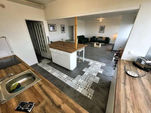 - une vue sur un salon avec un sol cassé dans l'établissement La Case à Jeannette, à Châteauroux