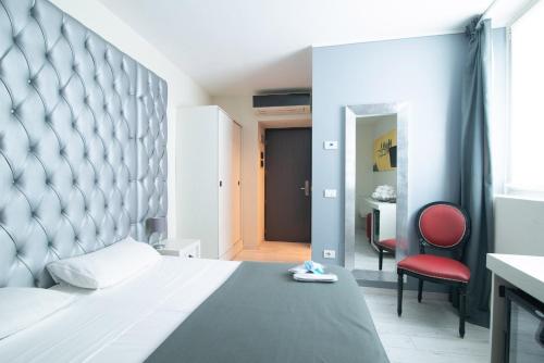 Happy Hotel Atelier Gardone Riviera Centro & Spaにあるベッド