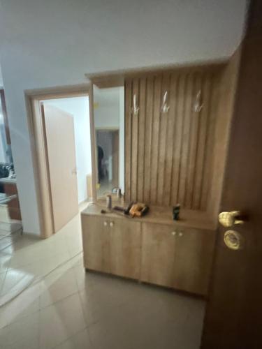 La salle de bains est pourvue d'un lavabo et d'un miroir. dans l'établissement Apartament Kristi, à Vlorë