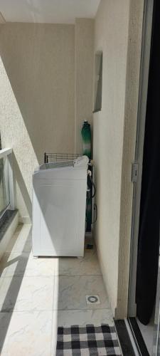 bañera blanca en la esquina de una habitación en Apartamento Recreio p12 en Río de Janeiro