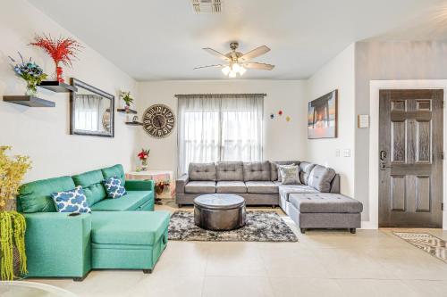 Ruang duduk di Family Home with Community Perks in Peoria