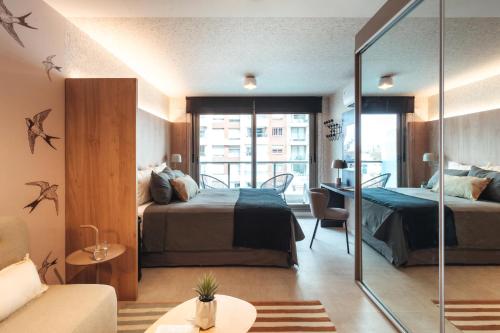 Cette chambre comprend 2 lits et une fenêtre. dans l'établissement Exclusivo apartamento en Punta Carretas, à Montevideo