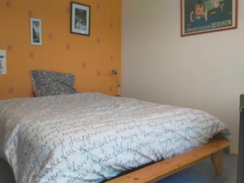 een slaapkamer met een bed met een wit dekbed bij Entre Bretagne ET Normandie in Avranches