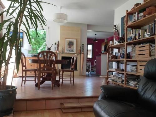 un salon avec une table et des chaises de salle à manger dans l'établissement Entre Bretagne ET Normandie, à Avranches