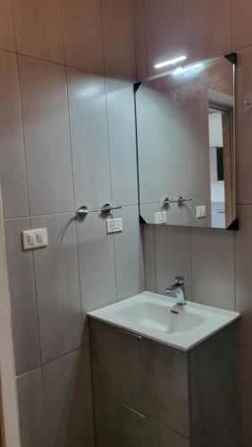 een badkamer met een wastafel en een spiegel bij Apto en renta Spirit of Terrenas in Las Terrenas