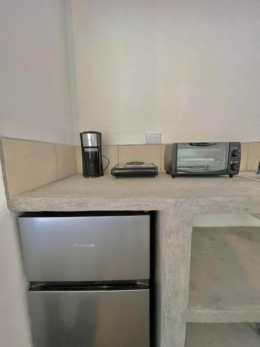 a counter with a microwave and a toaster oven at Hotel Citadin Z10 in Guatemala