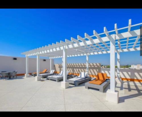 un groupe de chaises sous un pavillon sur un toit dans l'établissement Luxury Beach Condo, à Dania Beach