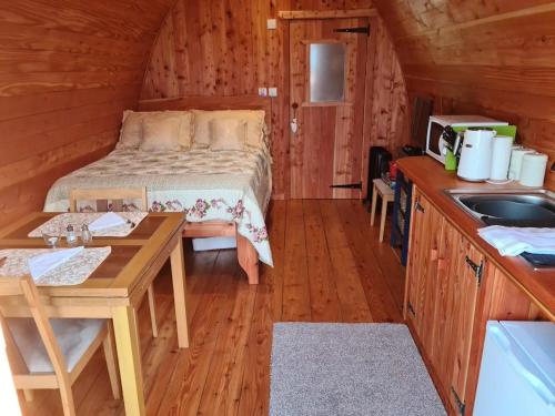 ein Schlafzimmer mit einem Bett in einer Holzhütte in der Unterkunft The Pod Fabulous glamping pod near Snowdonia. in Caernarfon