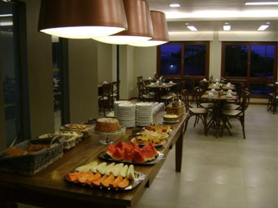 una línea de buffet con muchos tipos diferentes de comida en Hotel Areias Brancas, en Rosário do Sul