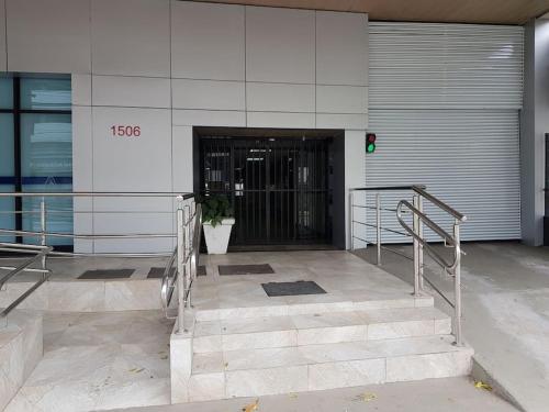 a entrance to a building with a revolving door at Flat recém-reformado e bem localizado in Vitória