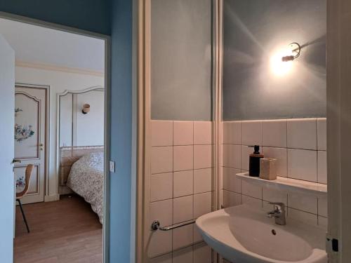 圖爾寬的住宿－Magnifique T3 avec balcon au pied du métro Colbert，一间带水槽的浴室和一间卧室