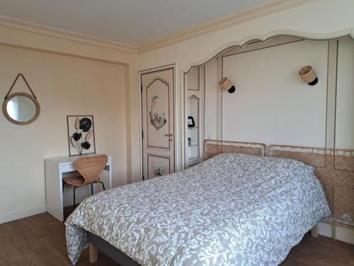 Кровать или кровати в номере Magnifique T3 avec balcon au pied du métro Colbert